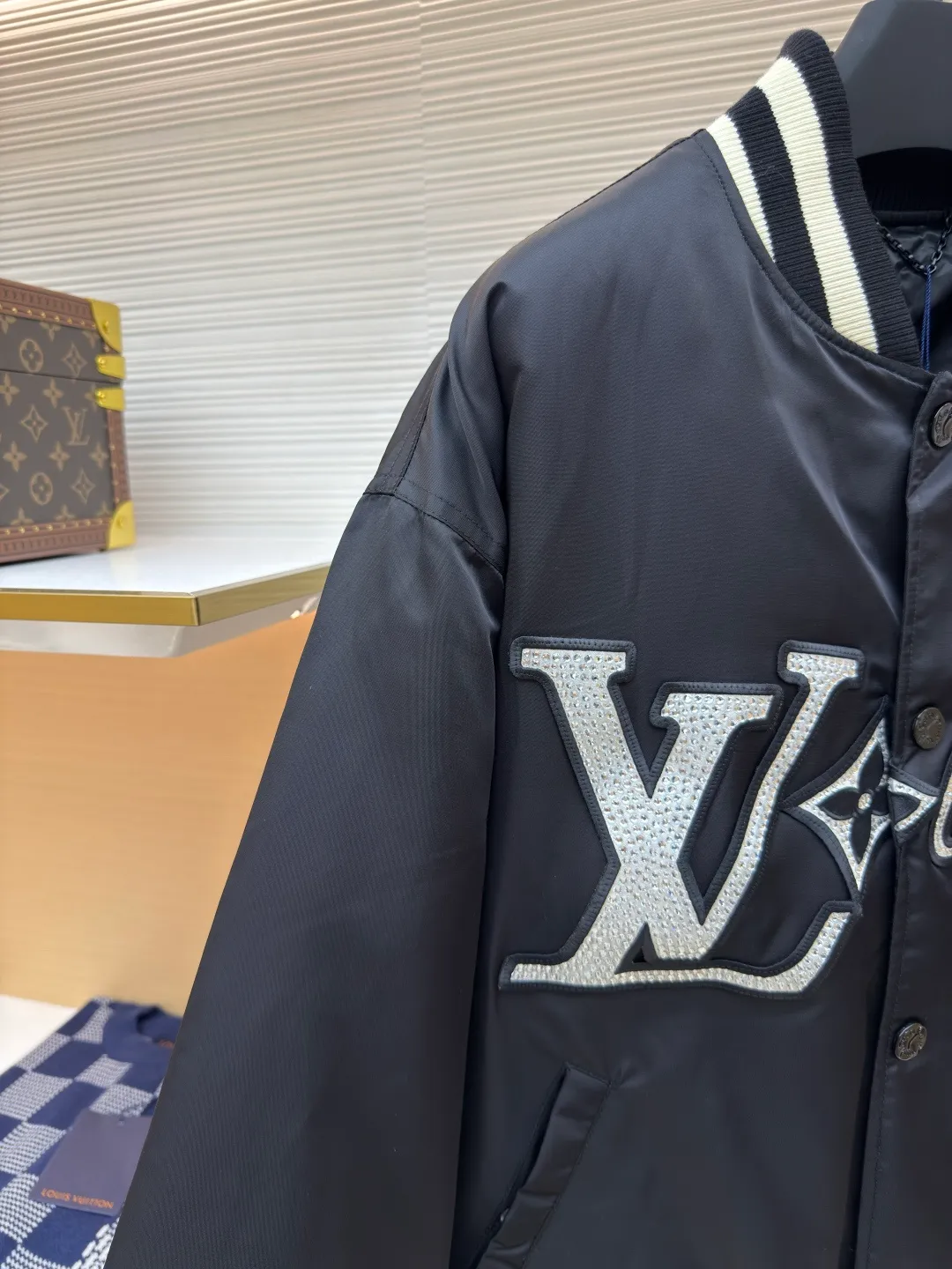 LOUIS VUITTON Color Diamond Zhangzi Cotton Clothes ●Authentic product: Purchased and developed for 28900 ●Item number: 1681999-D70 ●Fabric: nylon semi-matt twill fabric ●Technology: Positioned cutting machine production ●Version: Fitted version ●Weight: about 955 grams ●Size: 44-46-48-50 ●Description: The fabric is made of nylon semi-matt twill, the lining is made of rayon twill satin, the embroidered vertical strips are cotton lining, the placket is made of sandwich 1200, the chapter is embroidered with Tajima embroidery machine imported from Japan, the acetate twill satin is white as the base, and the satin has high gloss as the rhinestone base, which can make the light more diffuse, a total of three The pattern is combined to form a complete chapter pattern. All rhinestone positions are restored according to the Y version 1:1 position. The rhinestone template is made by hand with a single specification and a single number of positions. Two specifications of imitation Austrian diamonds, 4 and 2 ri, are used. The rhinestones are manually brushed and filmed to make the hot rhinestone pattern. The hot rhinestone pattern is placed purely by hand. The corners are all positioned on the inside of the embroidery black line. Constant-temperature and constant-time automatic pressing ensures wash fastness. The finished diamond chapter is hand-embroidered and pasted on the front panel. The left and right panels are restored and stitched together, and come with a 1.8cm glossy topcoat four-button buckle.